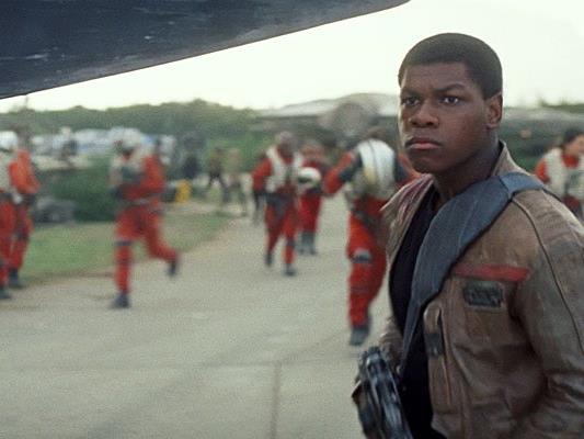 John Boyega, der den Finn spielt, ist ab dem ersten tag der Dreharbeiten für Star Wars VIII wieder dabei.