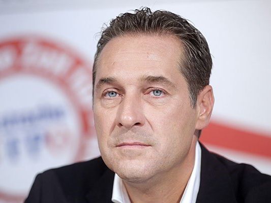 Strache hat den Betreiber einer Website für Kopftücher geklagt Strache hat den Betreiber einer Website für Kopftücher geklagt