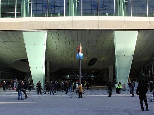 Fünf Männer wurden nach den Vorfällen in Wien Mitte -The Mall festgenommen Fünf Männer wurden nach den Vorfällen in Wien Mitte -The Mall festgenommen