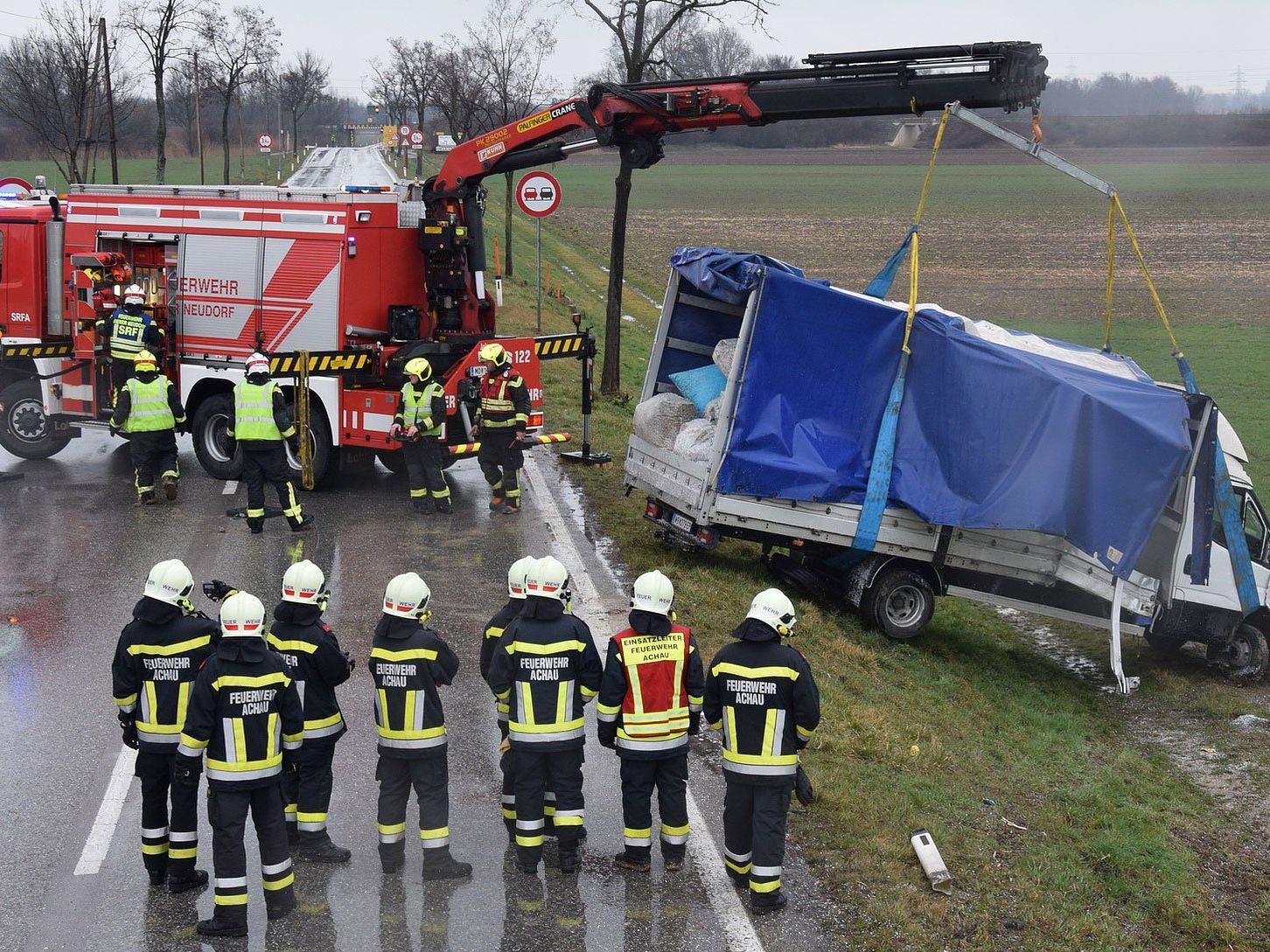 Die Feuerwehr bei der Bergung in Achau. Die Feuerwehr bei der Bergung in Achau.