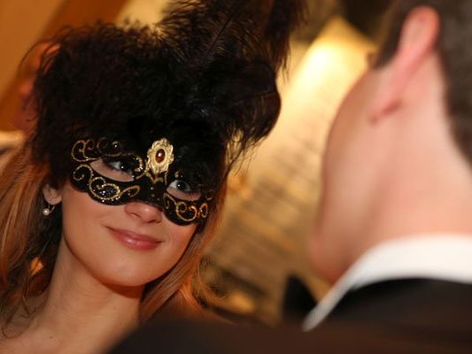 Geheimnisvoller Maskenball in der Hofburg. Geheimnisvoller Maskenball in der Hofburg.