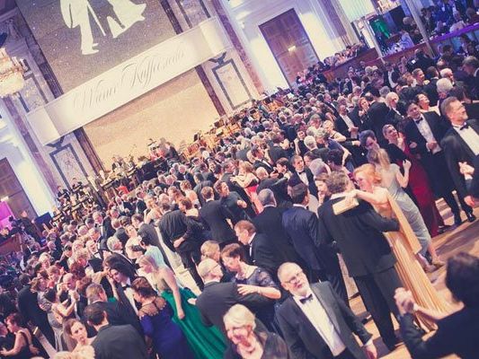 Die Besucher tanzten die ganze Nacht in der Hofburg. Die Besucher tanzten die ganze Nacht in der Hofburg.