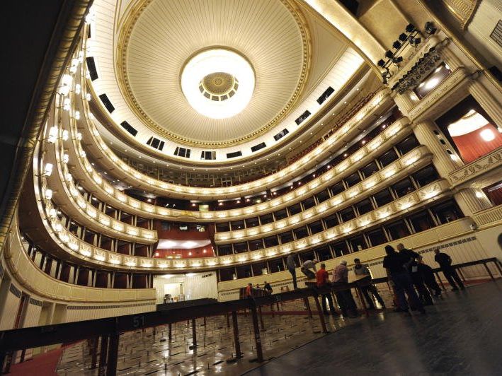 So wird aus der Staatsoper ein Ballsaal. So wird aus der Staatsoper ein Ballsaal.