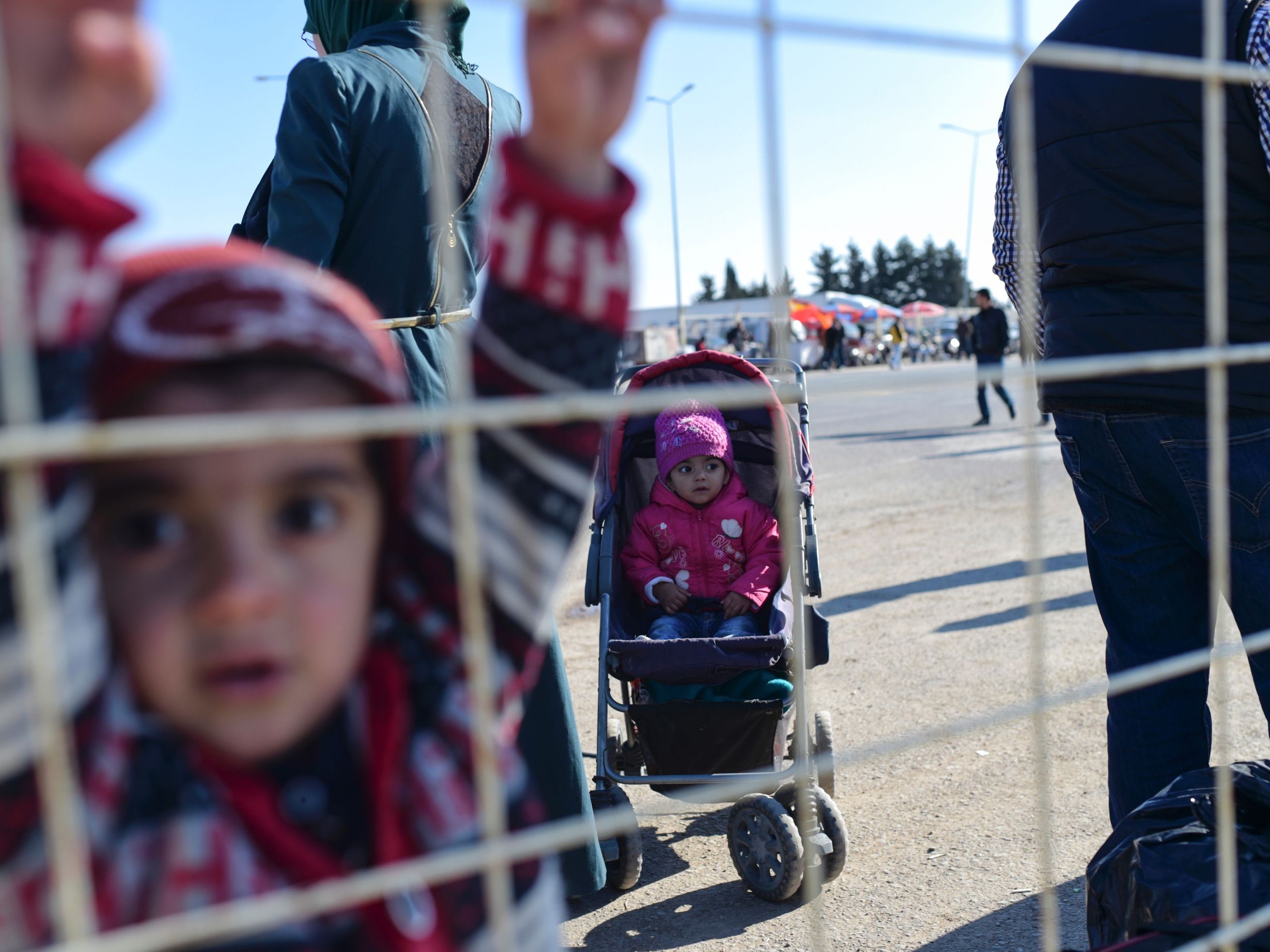 An der Grenze zur Türkei ist für zehntausende Flüchtlinge aus Aleppo bislang Endstation. An der Grenze zur Türkei ist für zehntausende Flüchtlinge aus Aleppo bislang Endstation.