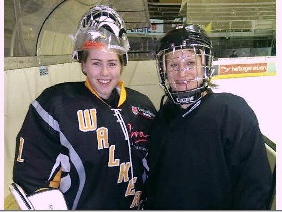 Hanna Schertler (l.) mit Eva Beiter spielt im Dornbirn-EC Tor. Hanna Schertler (l.) mit Eva Beiter spielt im Dornbirn-EC Tor.