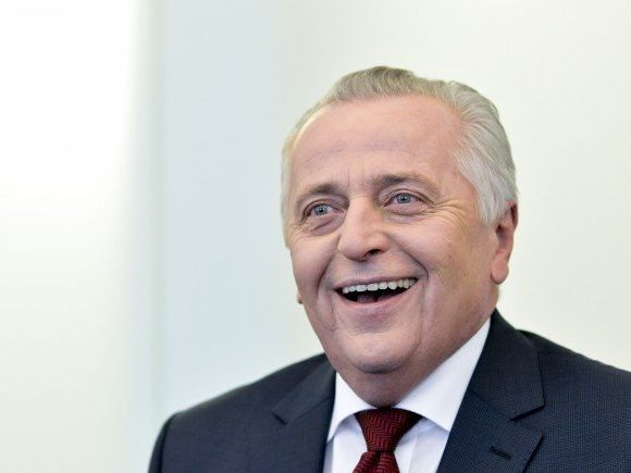 Rudolfs Hundstorfer hat nun auch auf Facebook und Twitter den Wahlkampf gestartet Rudolfs Hundstorfer hat nun auch auf Facebook und Twitter den Wahlkampf gestartet