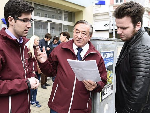Präsidentschaftskandidat Richard Lugner bei der Unterschriftensammelaktion für Unterstützungserklärungen Präsidentschaftskandidat Richard Lugner bei der Unterschriftensammelaktion für Unterstützungserklärungen