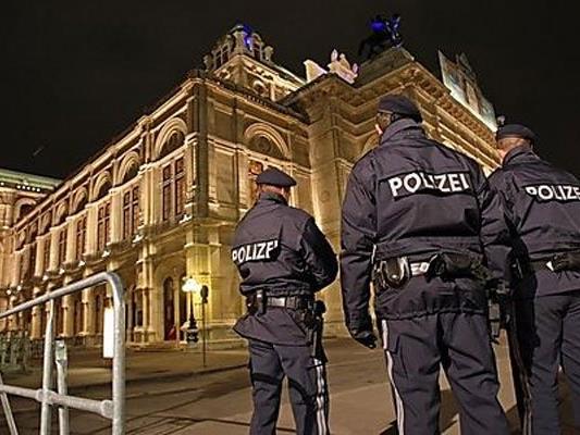 Polizeikontrollen rund um den Wiener Opernball.