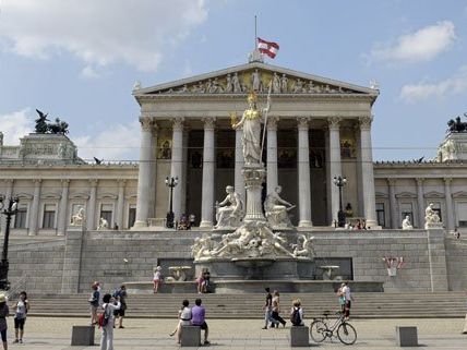 Flüchtlingsgegner werden unter anderem vor dem Parlament in Wien demonstrieren Flüchtlingsgegner werden unter anderem vor dem Parlament in Wien demonstrieren