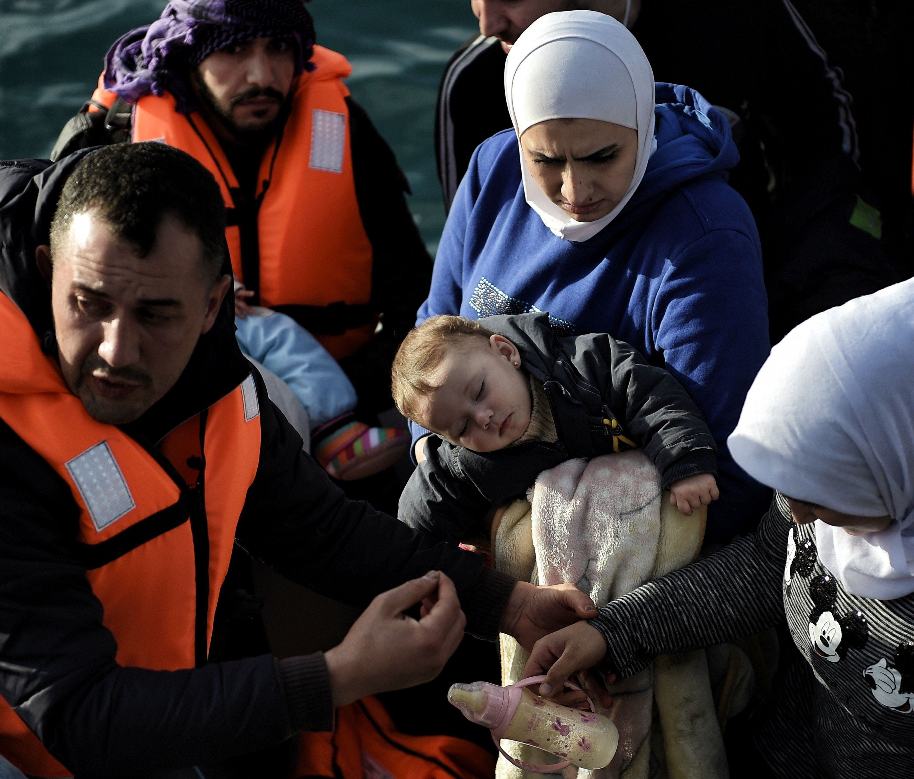 Flüchtlinge werden von den Nato-Schiffen nur in Seenot aufgenommen. Flüchtlinge werden von den Nato-Schiffen nur in Seenot aufgenommen.