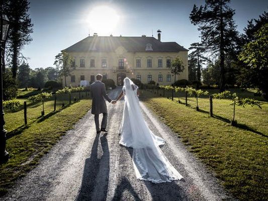Das Schloss Eckartsau besticht durch schönes Waldflair. Das Schloss Eckartsau besticht durch schönes Waldflair.