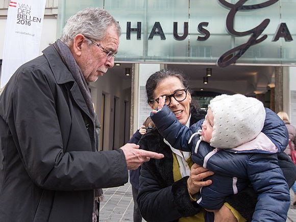 Präsidentschaftskandidat Alexander van der Bellen im Rahmen seiner Unterschriftensammelaktion für die Bundespräsidentschaftswahlen in Innsbruck