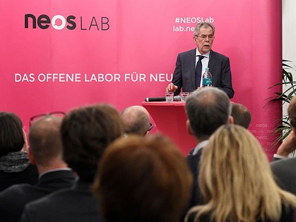 Bundespräsidentschaftskandidat und Ex-Grünen-Parteichef Alexander Van der Bellen vor den NEOS Bundespräsidentschaftskandidat und Ex-Grünen-Parteichef Alexander Van der Bellen vor den NEOS