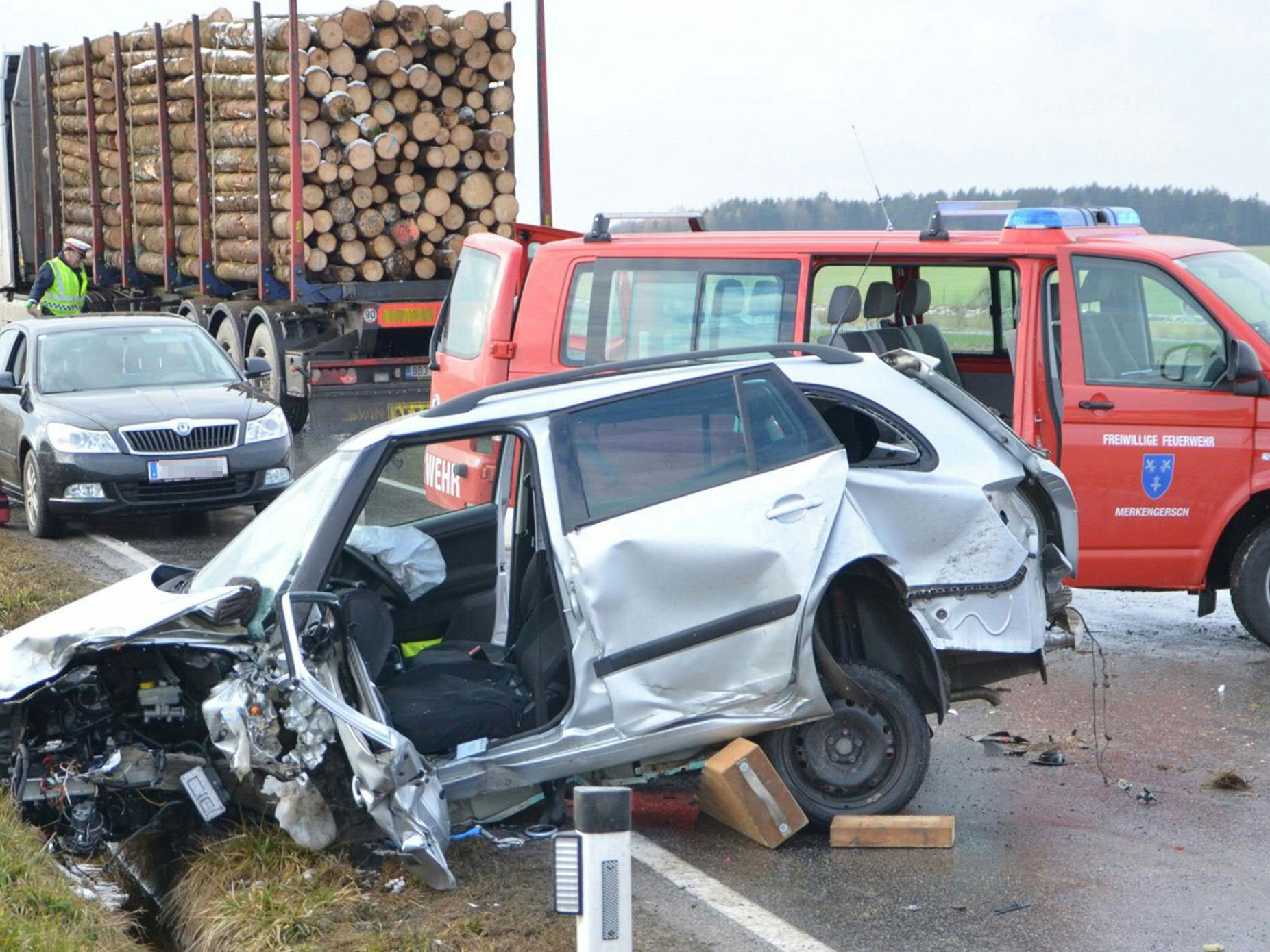 Eines der schwer beschädigten Autos nach dem Unfall im Waldviertel. Eines der schwer beschädigten Autos nach dem Unfall im Waldviertel.