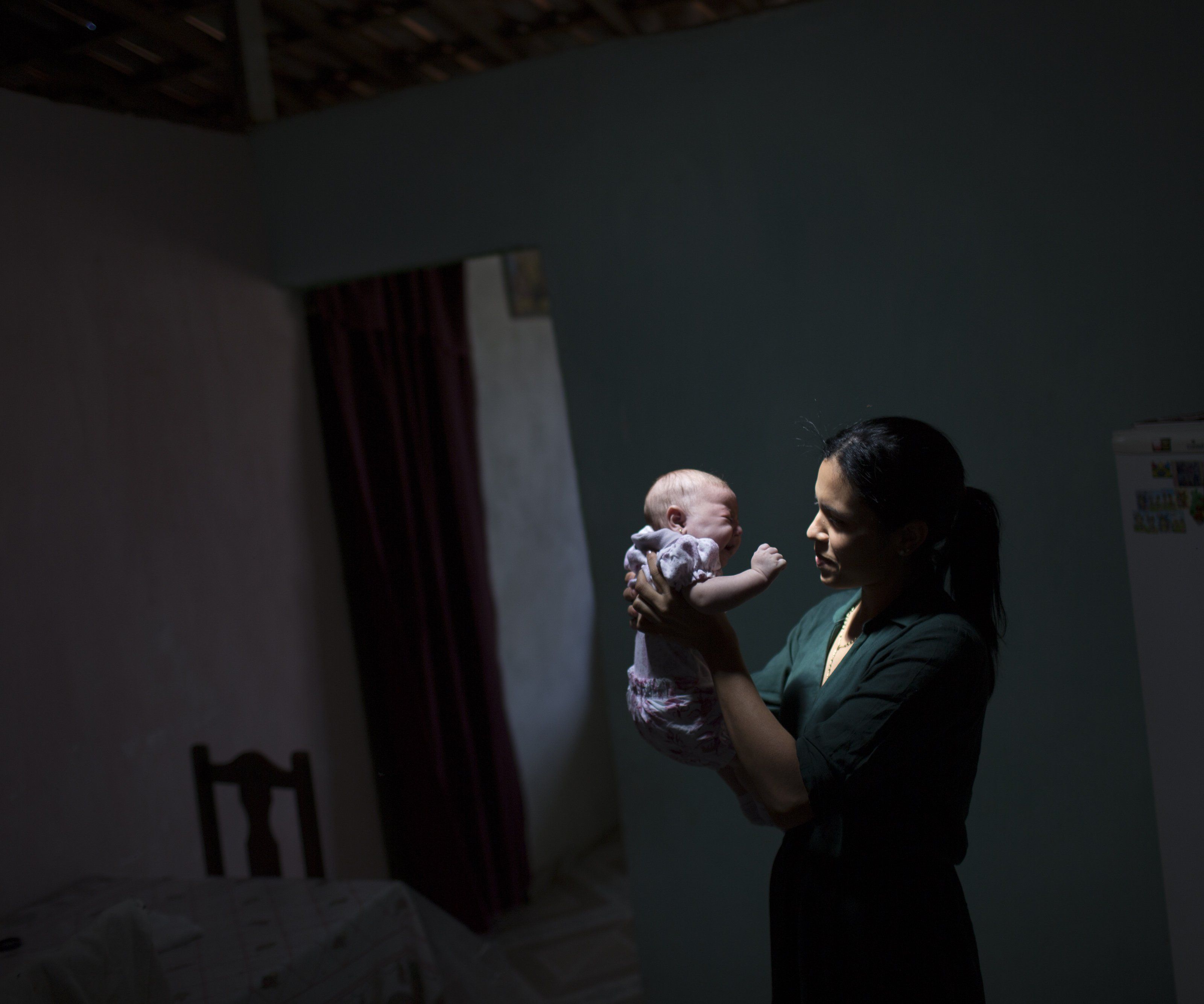 Eine brasilianische Mutter mit ihrer Tochter Maria, die mit Mikrozephalie geborgen wurde. Eine brasilianische Mutter mit ihrer Tochter Maria, die mit Mikrozephalie geborgen wurde.