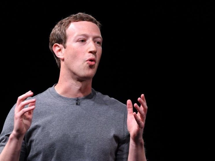 Mark Zuckerberg bei der Samsung-Präsentation. Mark Zuckerberg bei der Samsung-Präsentation.