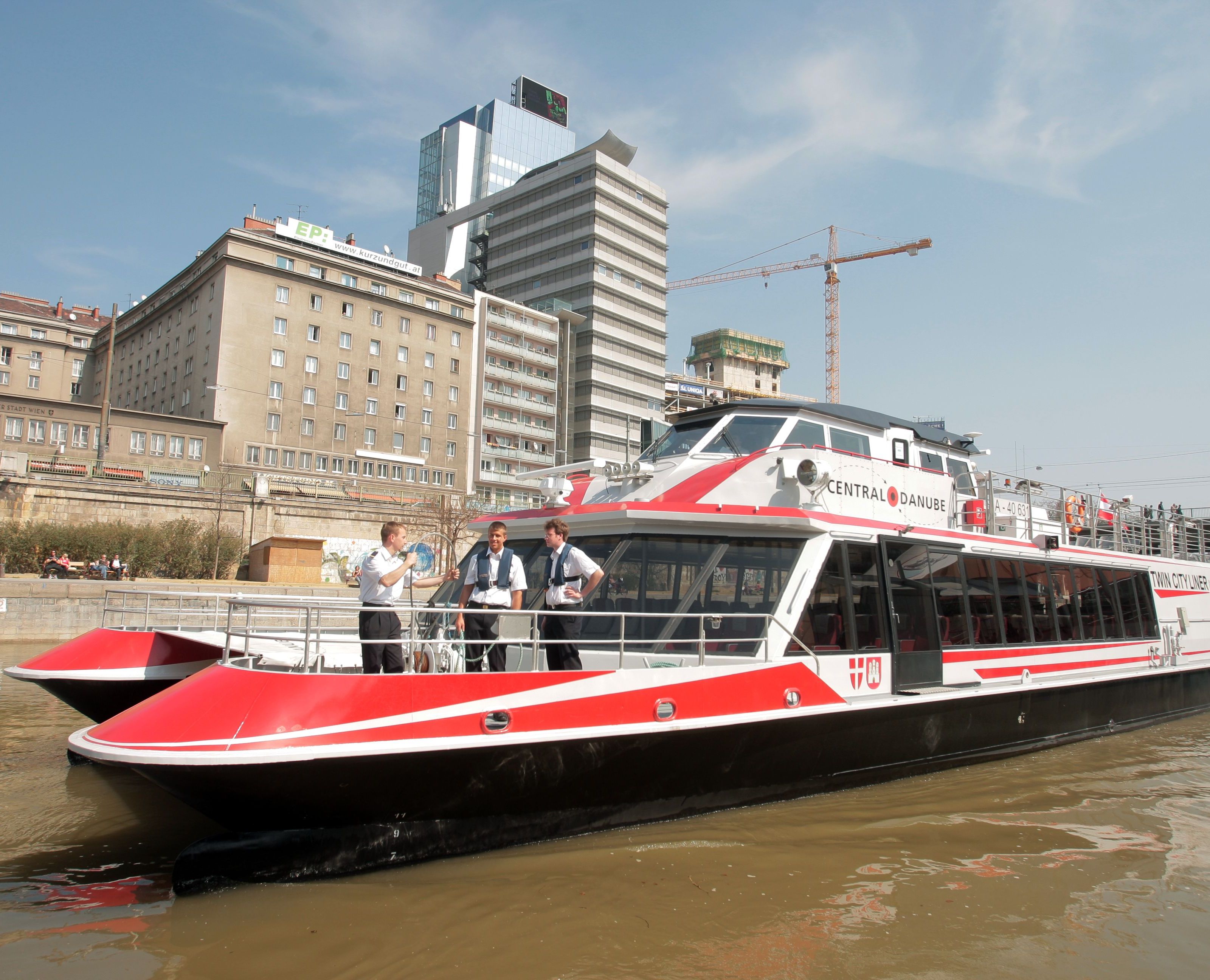 Der Twin City Liner hat wieder in Richtung Bratislava abgelegt. Der Twin City Liner hat wieder in Richtung Bratislava abgelegt.