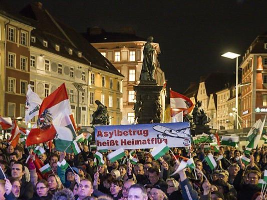 FPÖ-Anhänger beim "Flagge-Zeigen"