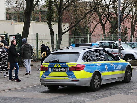 Polizeiauto vor dem Humboldt-Gymnasium in Köln Polizeiauto vor dem Humboldt-Gymnasium in Köln