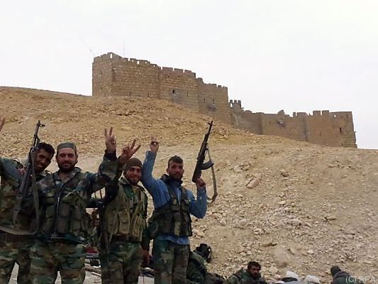Syrische Truppen vor der Zitadelle von Palmyra Syrische Truppen vor der Zitadelle von Palmyra