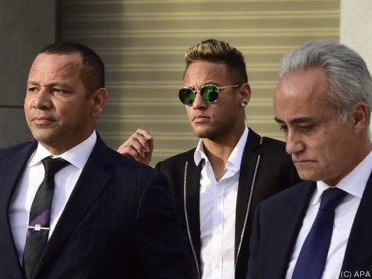 Vater (l.) und Sohn (m.) Neymar mit Barca-Präsident Bartomeu