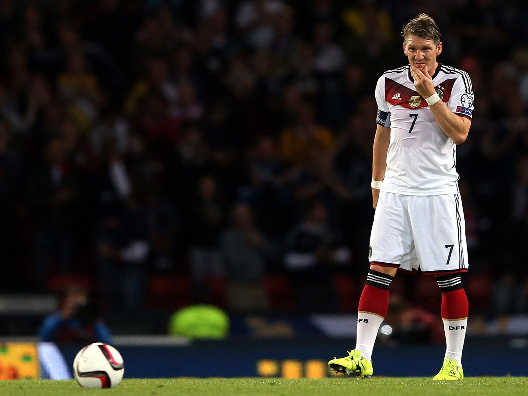 Bastian Schweinsteiger fällt nach einer Knieverletzung erneut aus. Bastian Schweinsteiger fällt nach einer Knieverletzung erneut aus.