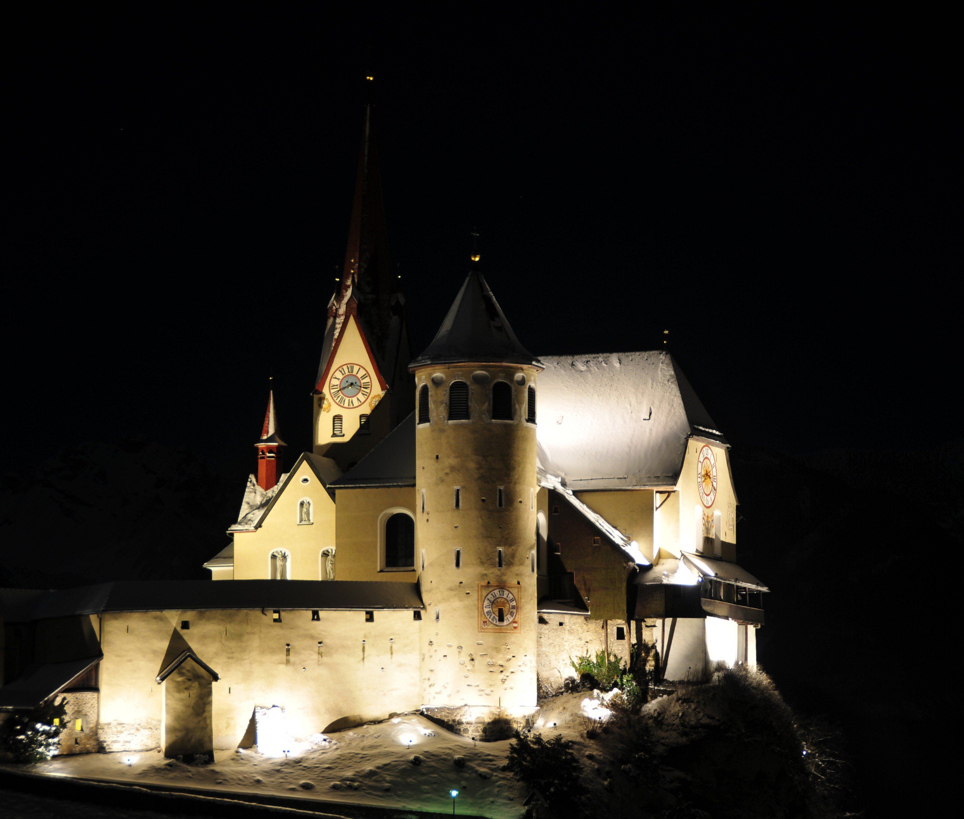 Auch die Ranweiler Basilika macht mit bei der Earth Hour. Auch die Ranweiler Basilika macht mit bei der Earth Hour.