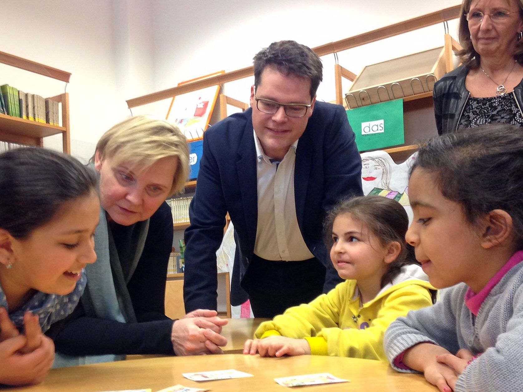 Die "Neu in Wien-Klasse" mit Stadträtin Frauenberger und Stadtschulratspräsident Czernohorszky.