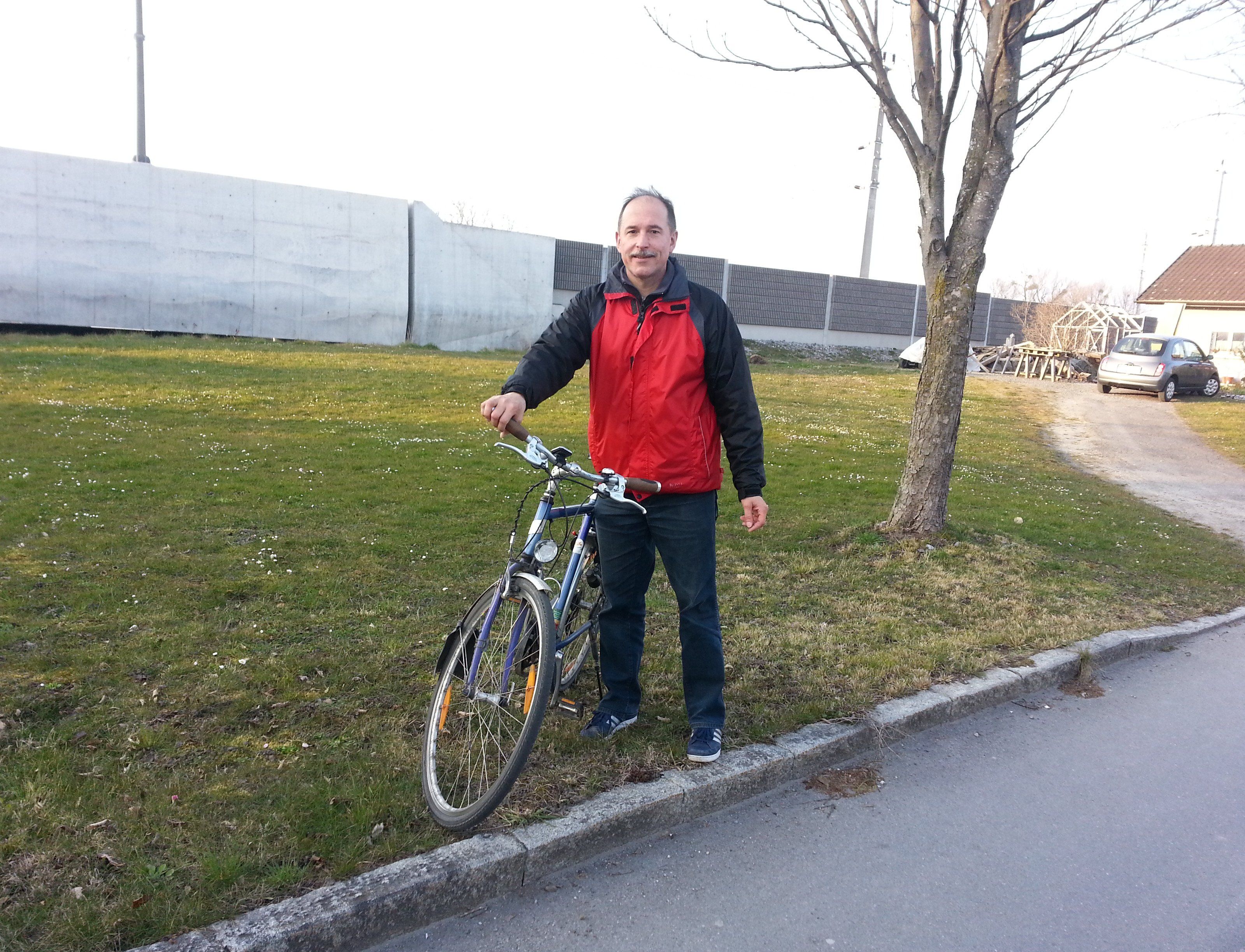 GR Dietmar Haller zeigt den Beginn der neuen Fuß- und Radwegunterführung Bahngasse die im Jahre 2017 realisiert wird. GR Dietmar Haller zeigt den Beginn der neuen Fuß- und Radwegunterführung Bahngasse die im Jahre 2017 realisiert wird.