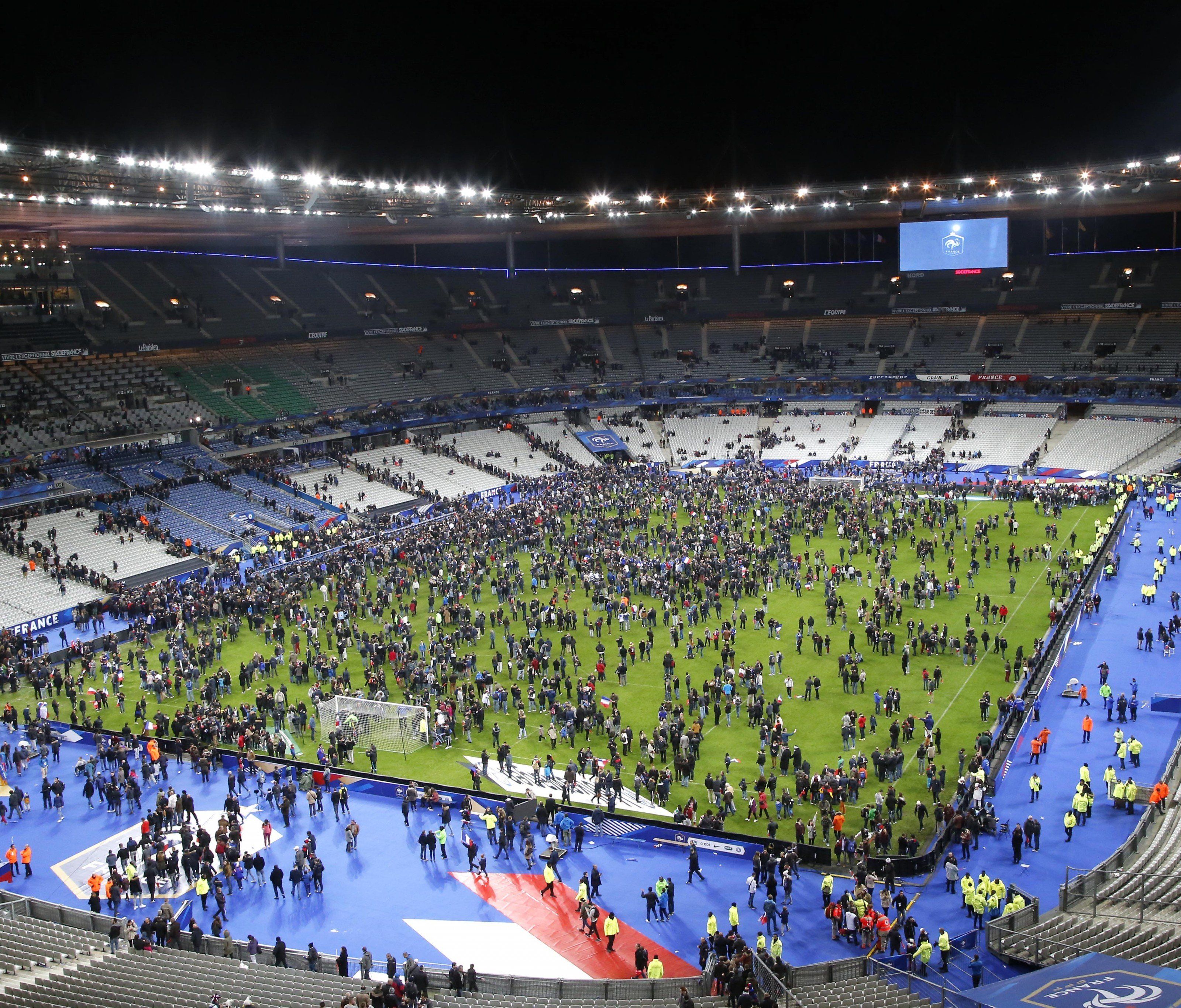 Zumindest einer der Paris-Attentäter versuchte, ins Stade de France zu gelangen, um dort eine Bombe zu zünden. Zumindest einer der Paris-Attentäter versuchte, ins Stade de France zu gelangen, um dort eine Bombe zu zünden.