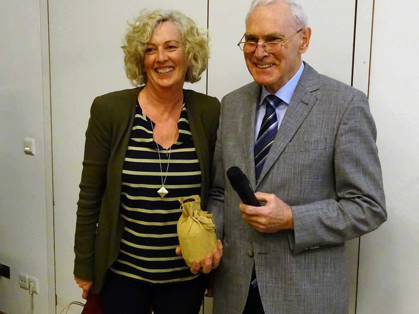 Landesrätin Katharina Wiesflecker gratulierte Obmann Elmar Troy mit einer Flasche Rum.