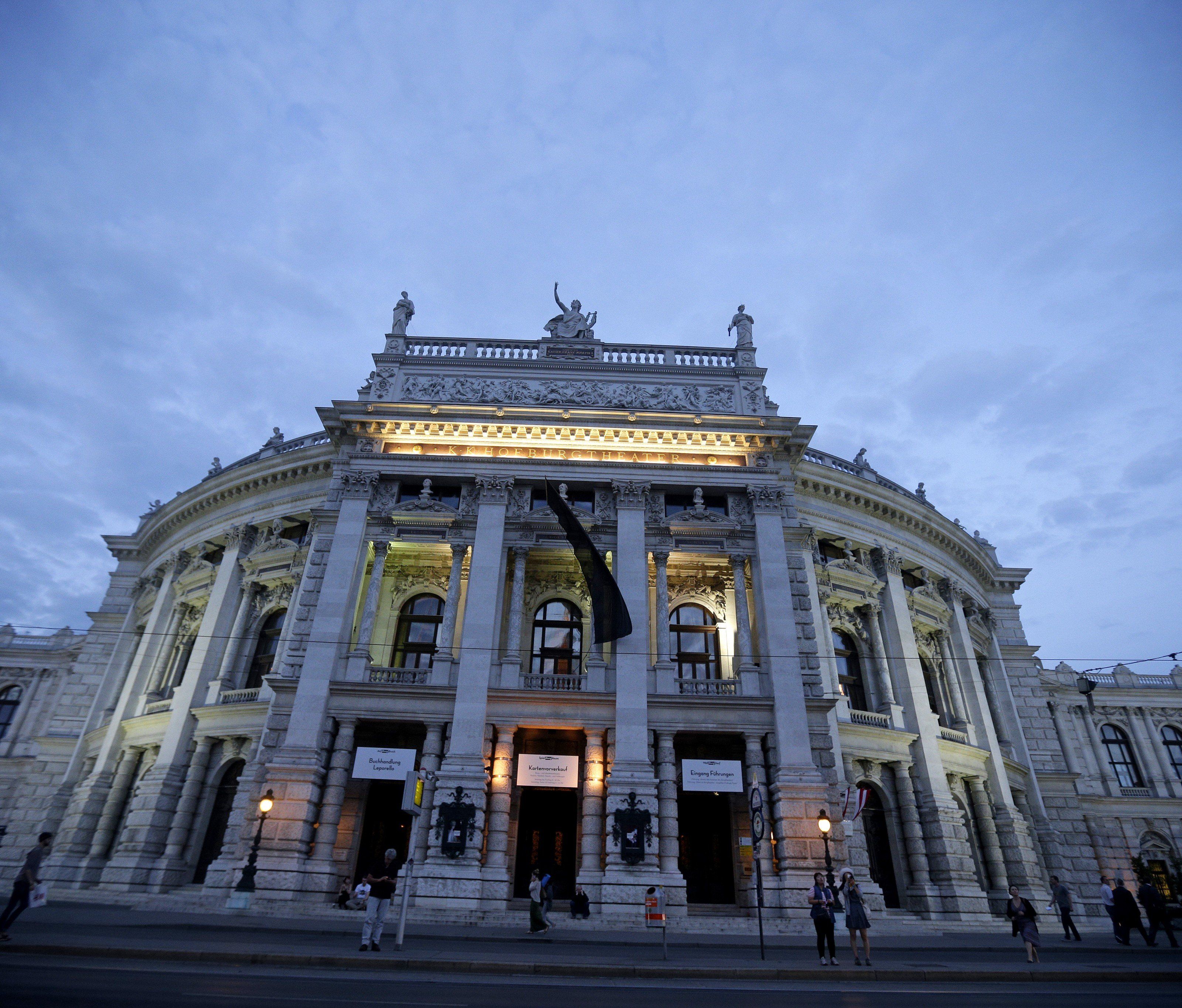 Der Rechnungshof nimmt die ehemalige Geschäftsführung des Burgtheaters in seinem Bericht so richtig auseinander. Der Rechnungshof nimmt die ehemalige Geschäftsführung des Burgtheaters in seinem Bericht so richtig auseinander.