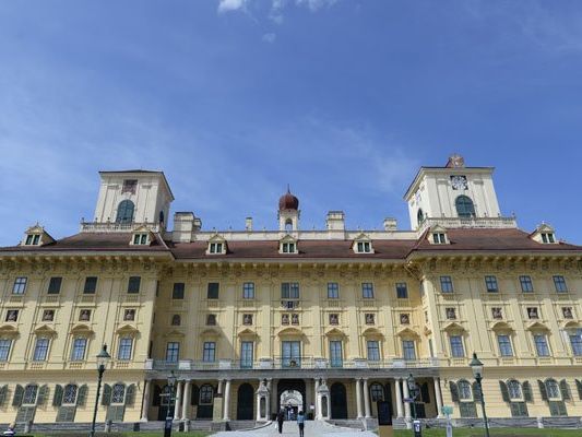 Pianist Rudolf Buchbinder eröffnet die Konzertreihe im Schloss Esterhazy. Pianist Rudolf Buchbinder eröffnet die Konzertreihe im Schloss Esterhazy.