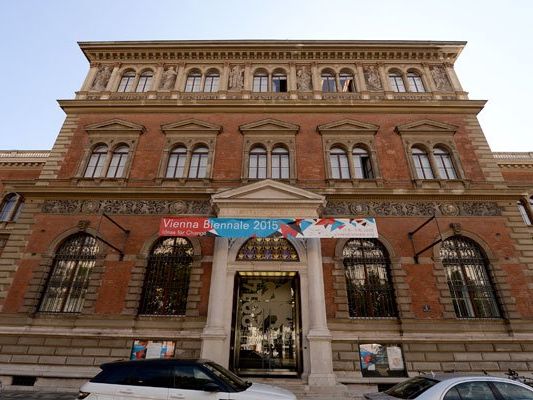 Viele der Exponate stammen aus dem Museum für Angewandte Kunst in Wien.