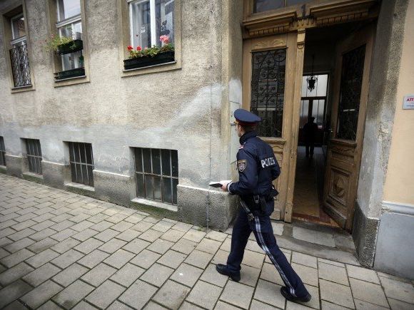 Die Tatrekonstruktion soll in der Wohnung, in der die Frau zu Tode kam, durchgeführt werden. Die Tatrekonstruktion soll in der Wohnung, in der die Frau zu Tode kam, durchgeführt werden.