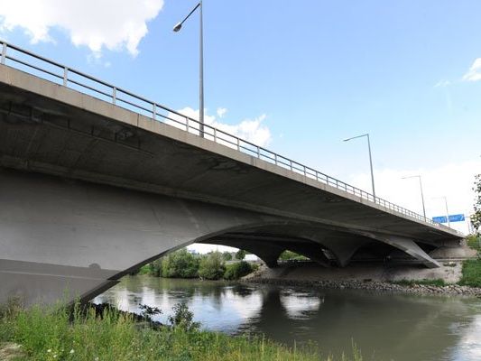 Die Wiener Brücken werden ab Mitte März wieder gewartet und überprüft. Die Wiener Brücken werden ab Mitte März wieder gewartet und überprüft.