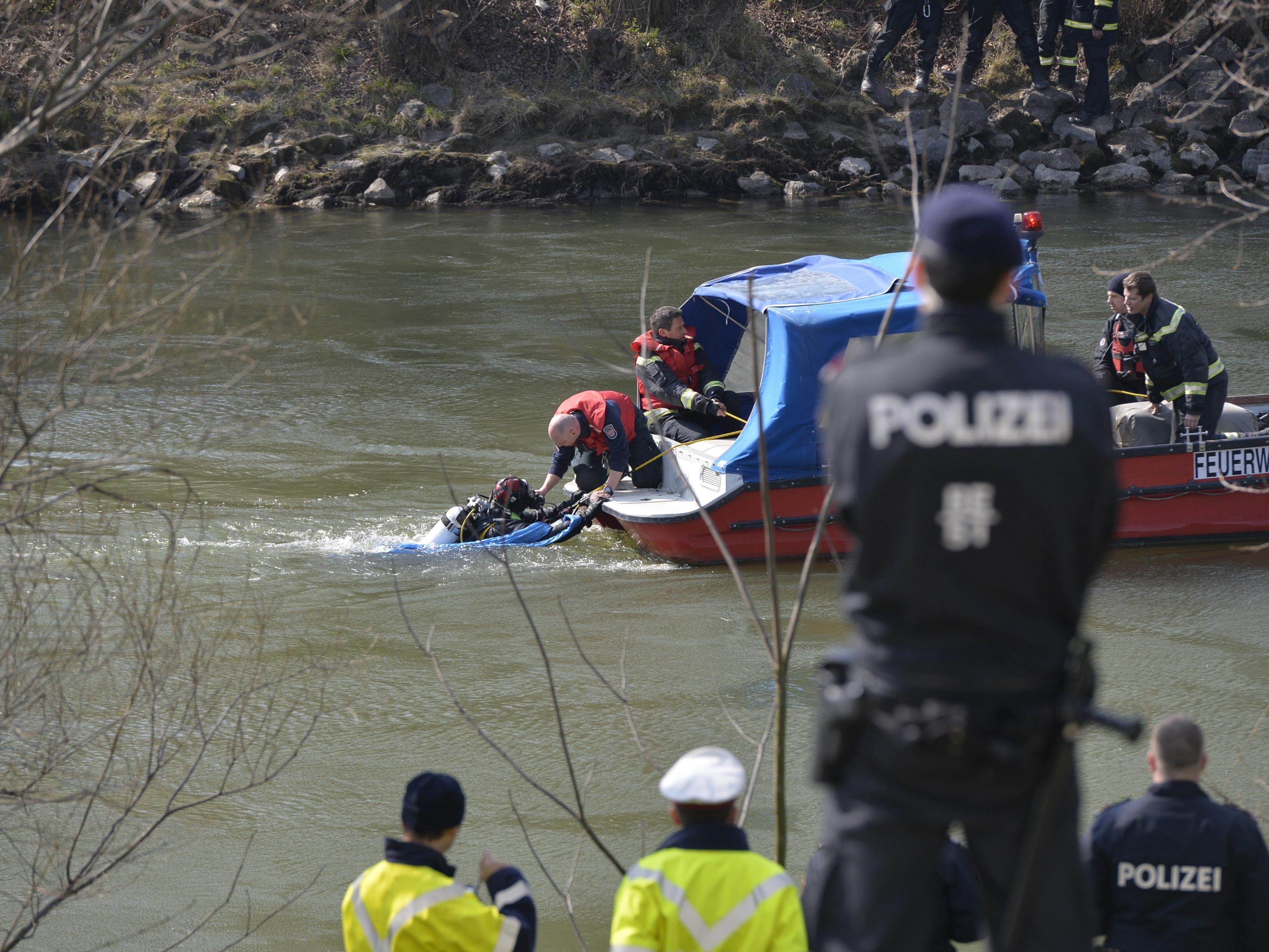 Auto mit Lenker in Wiener Donaukanal gestürzt