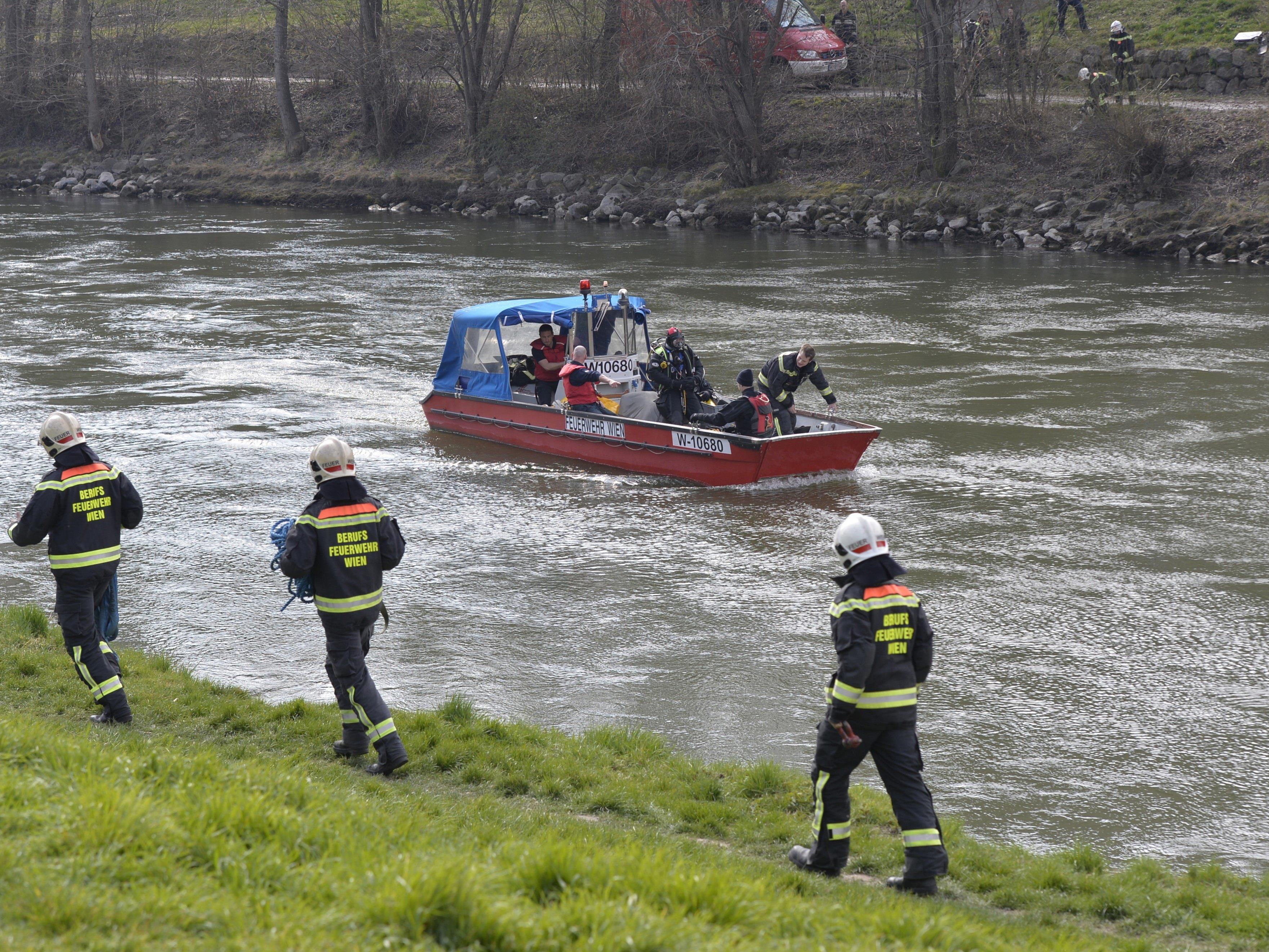 Fahrzeug im Donaukanal geschleudert