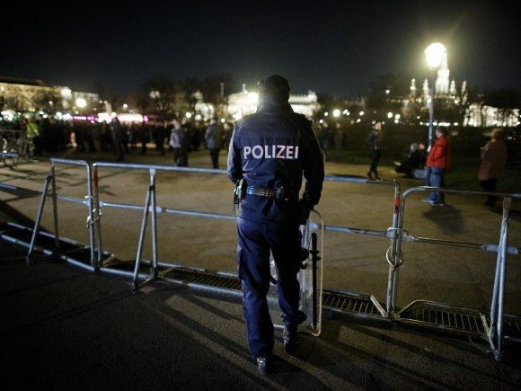 42-Jährige bei Demo verletzt: Glatter Freispruch für Polizisten 42-Jährige bei Demo verletzt: Glatter Freispruch für Polizisten