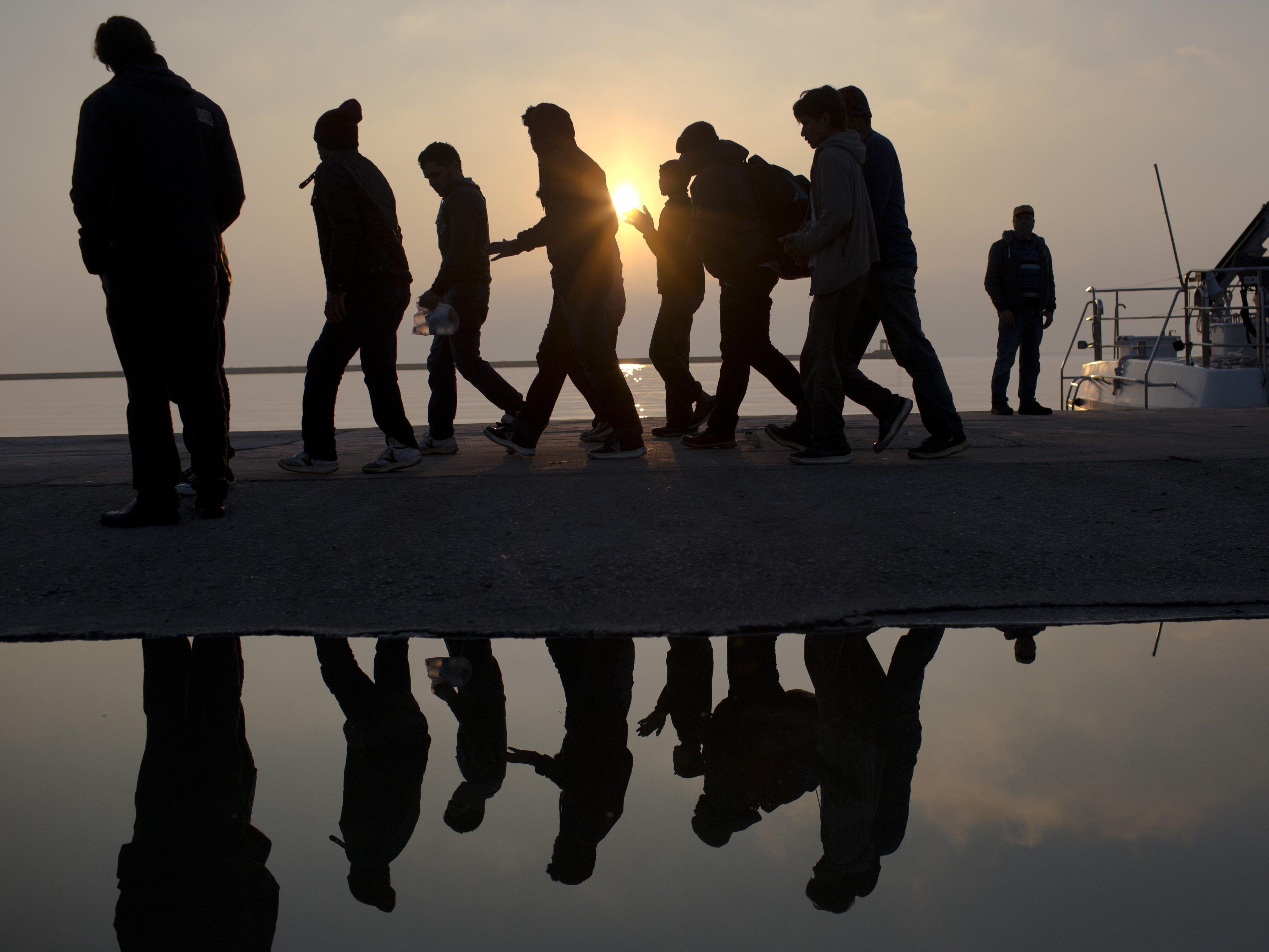 Flüchtlinge - 150 Migranten von Inseln nach Piräus gebracht