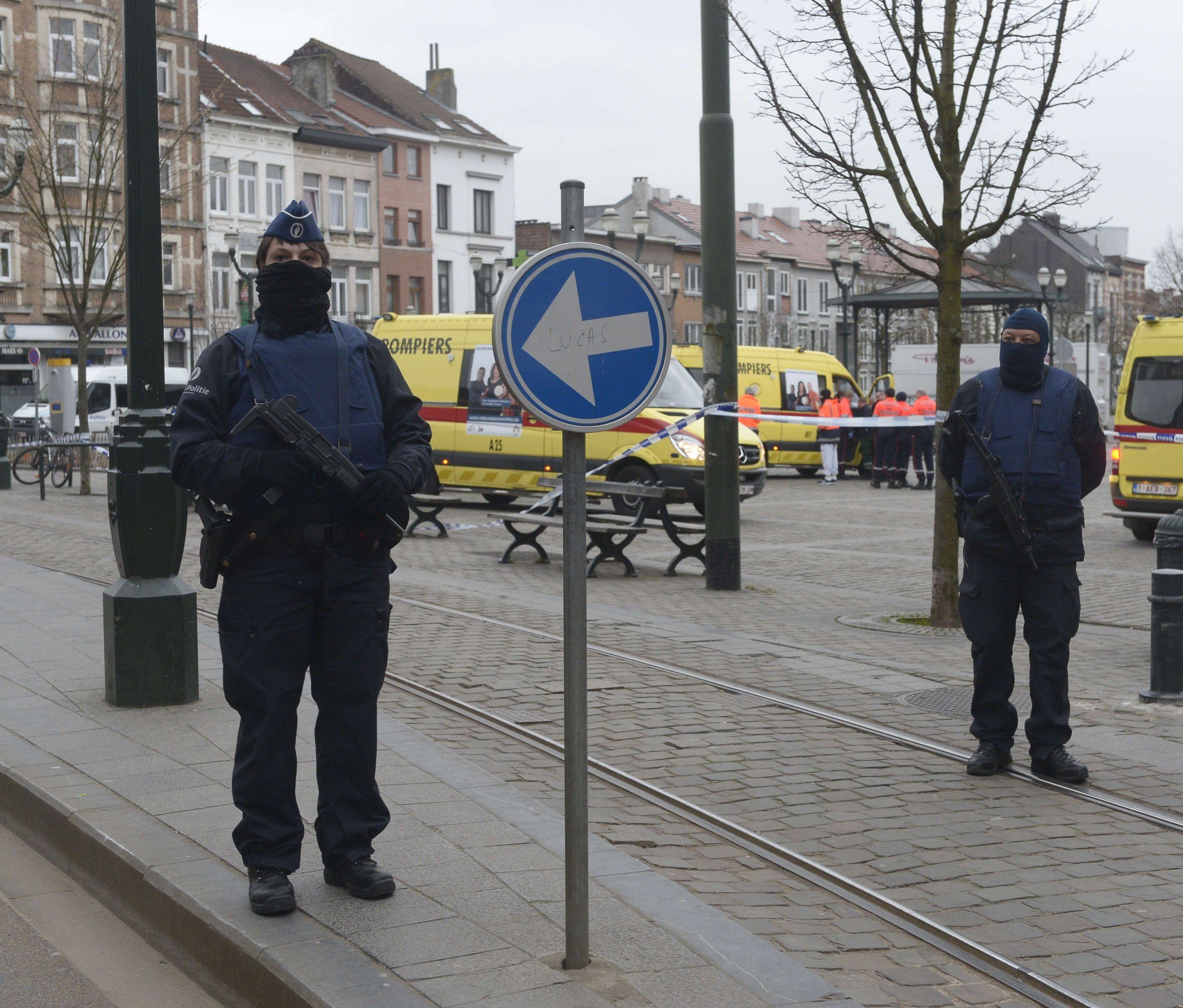 In Brüssel wurde bei einer Anti-Terror-Razzia mindestens eine Person getötet. In Brüssel wurde bei einer Anti-Terror-Razzia mindestens eine Person getötet.