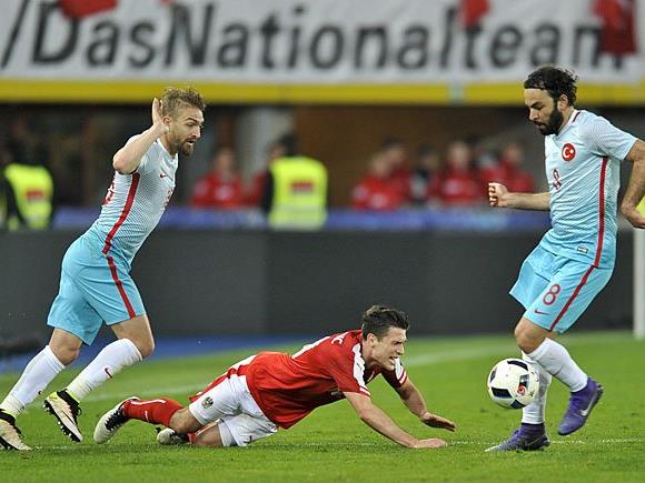 Zlatko Junuzovic (M/AUT) gegen Caner Erkin (L) und Selcuk Inan (beide TUR) beim Österreich-Türkei-Spiel