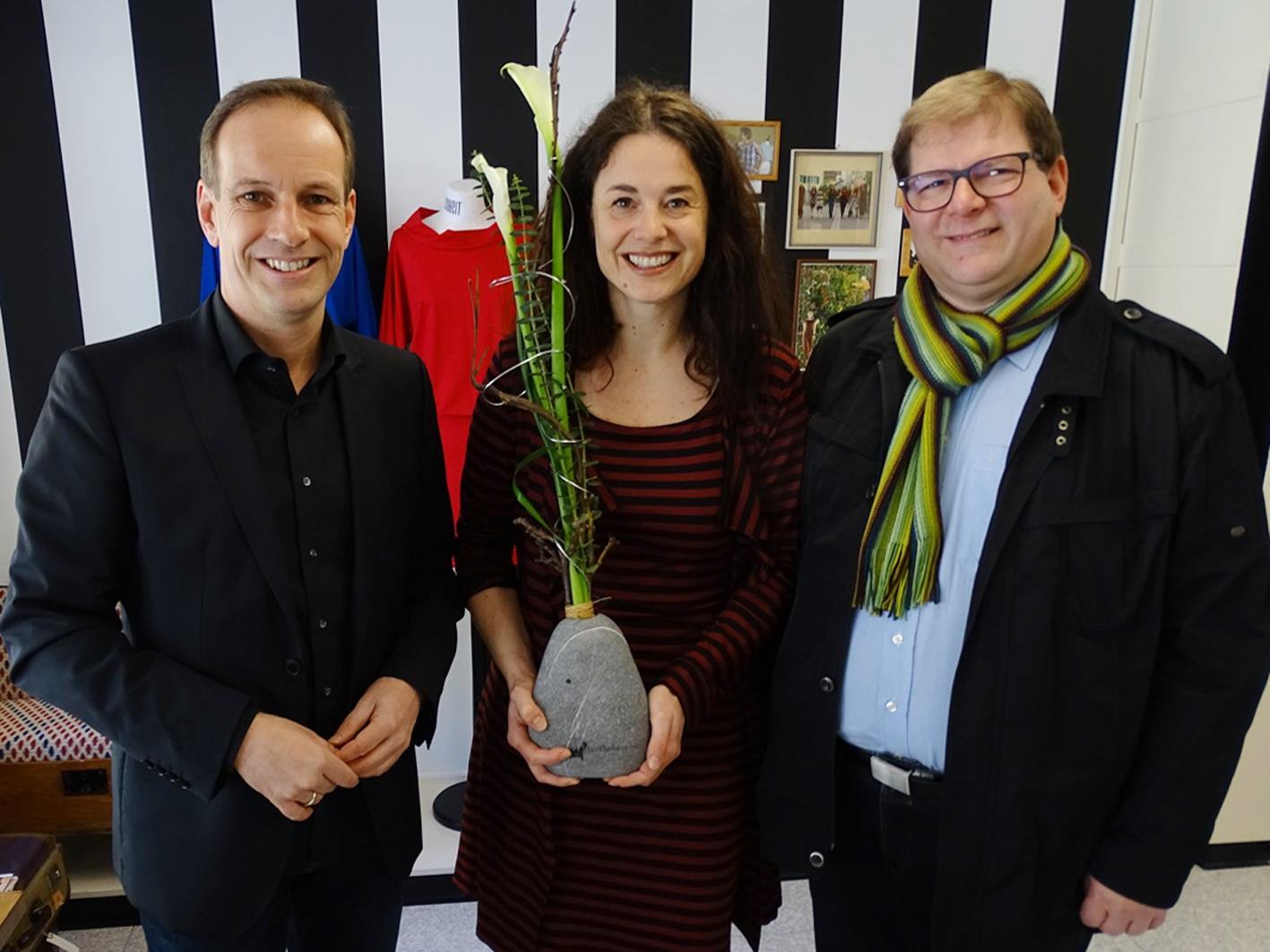 Bgm. Dieter Egger und StR. Arno Gächter (r.) gratulierten Susanne Bell zur Geschäftseröffnung.
