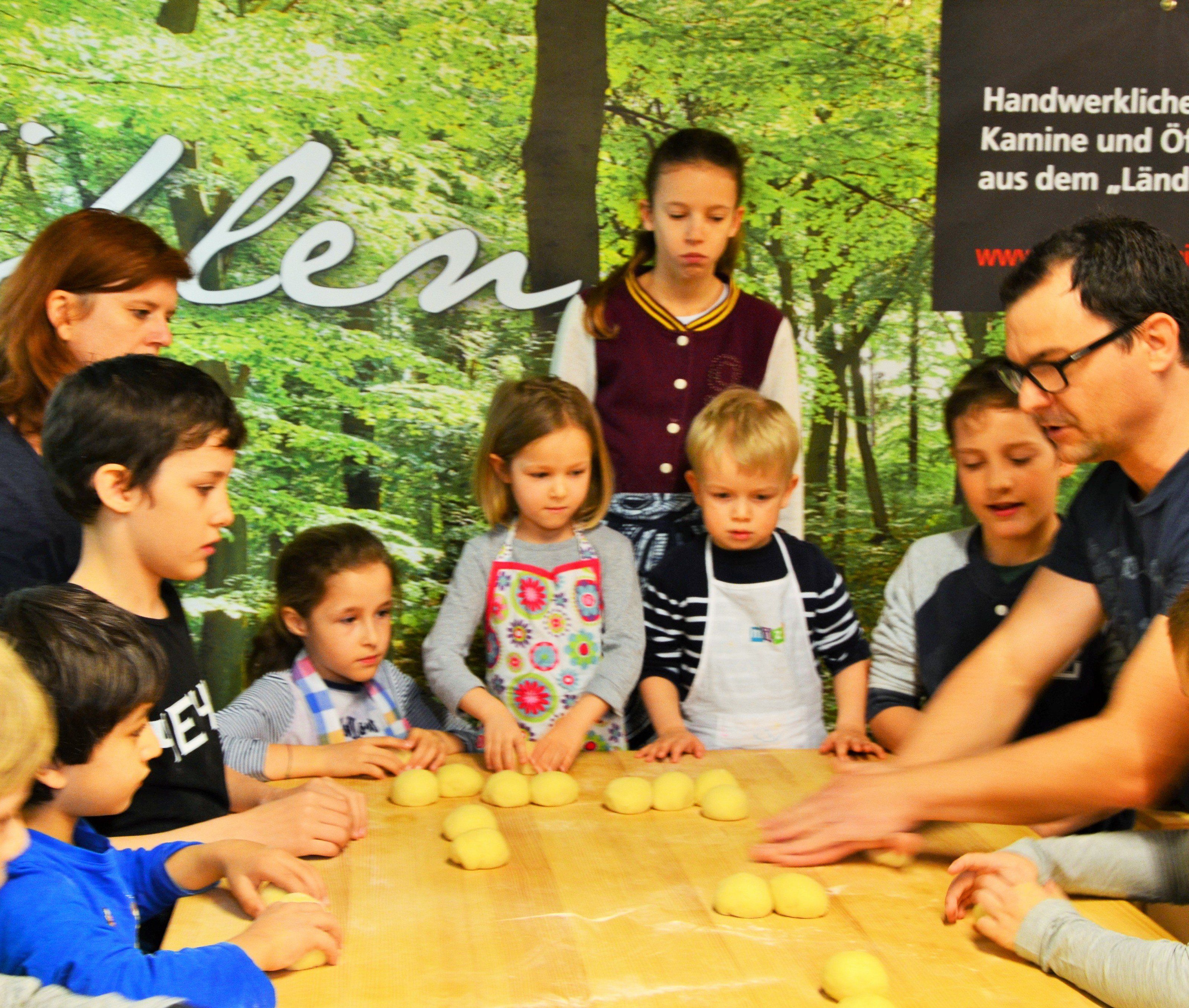 15 Kinder beim Osterbackkurs: Eine schöne Osterüberraschung für Papa und Mama. 15 Kinder beim Osterbackkurs: Eine schöne Osterüberraschung für Papa und Mama.
