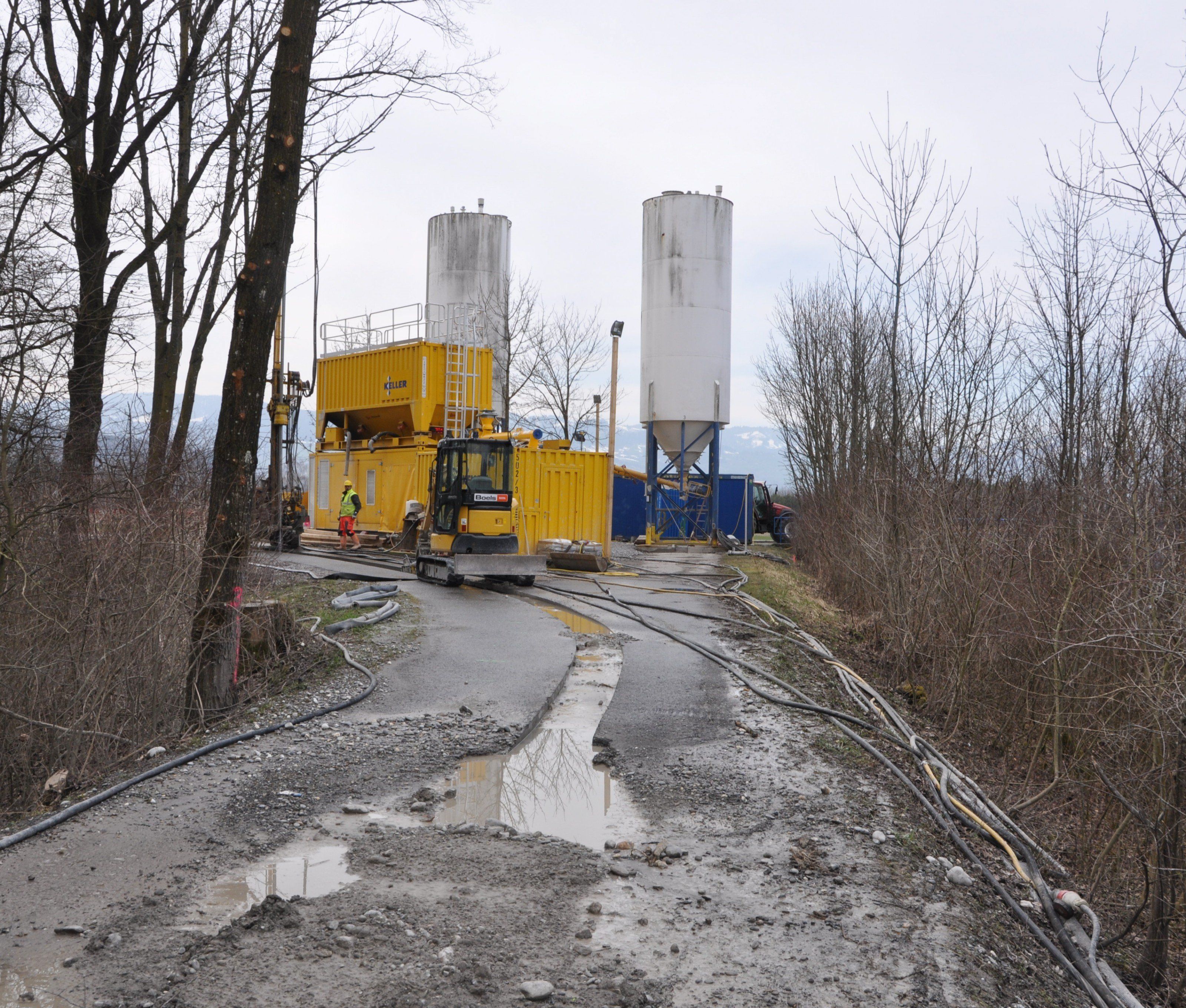 Die Bohrarbeiter am Frutzdamm sind abgeschlossen. Dies Straße bleibt weiter gesperrt. Die Bohrarbeiter am Frutzdamm sind abgeschlossen. Dies Straße bleibt weiter gesperrt.