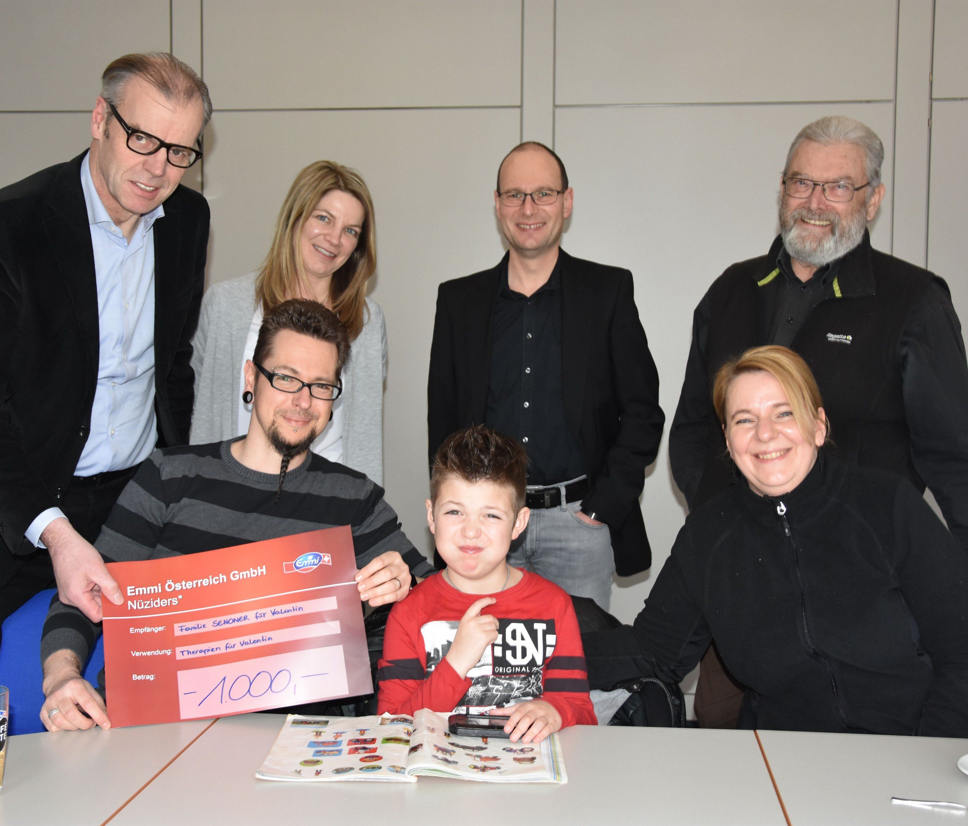 GF Gerhard Frei überreicht im Beisein der Familie Senoner mit ihrem Valentin, Emmi-Marketing Elisabeth Ellensohn, Prokurist Bernd Kammerlander und Stunde des Herzens Koordinator Dieter Reimers direkt die finanzielle Hilfe. GF Gerhard Frei überreicht im Beisein der Familie Senoner mit ihrem Valentin, Emmi-Marketing Elisabeth Ellensohn, Prokurist Bernd Kammerlander und Stunde des Herzens Koordinator Dieter Reimers direkt die finanzielle Hilfe.