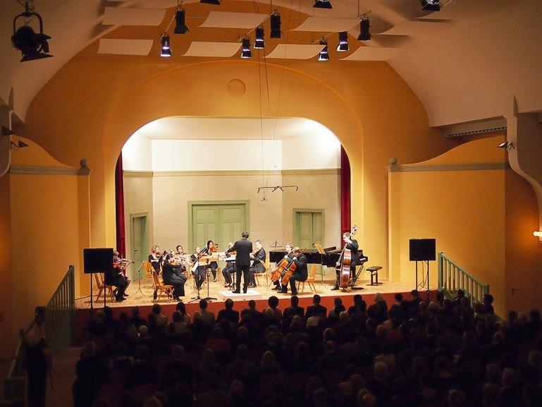 In bewährter Manier gestaltet das junge Kammerorchester „tonart sinfonietta“ unter der Leitung von Markus Pferscher das Eröffnungskonzert im Palast Hohenems.