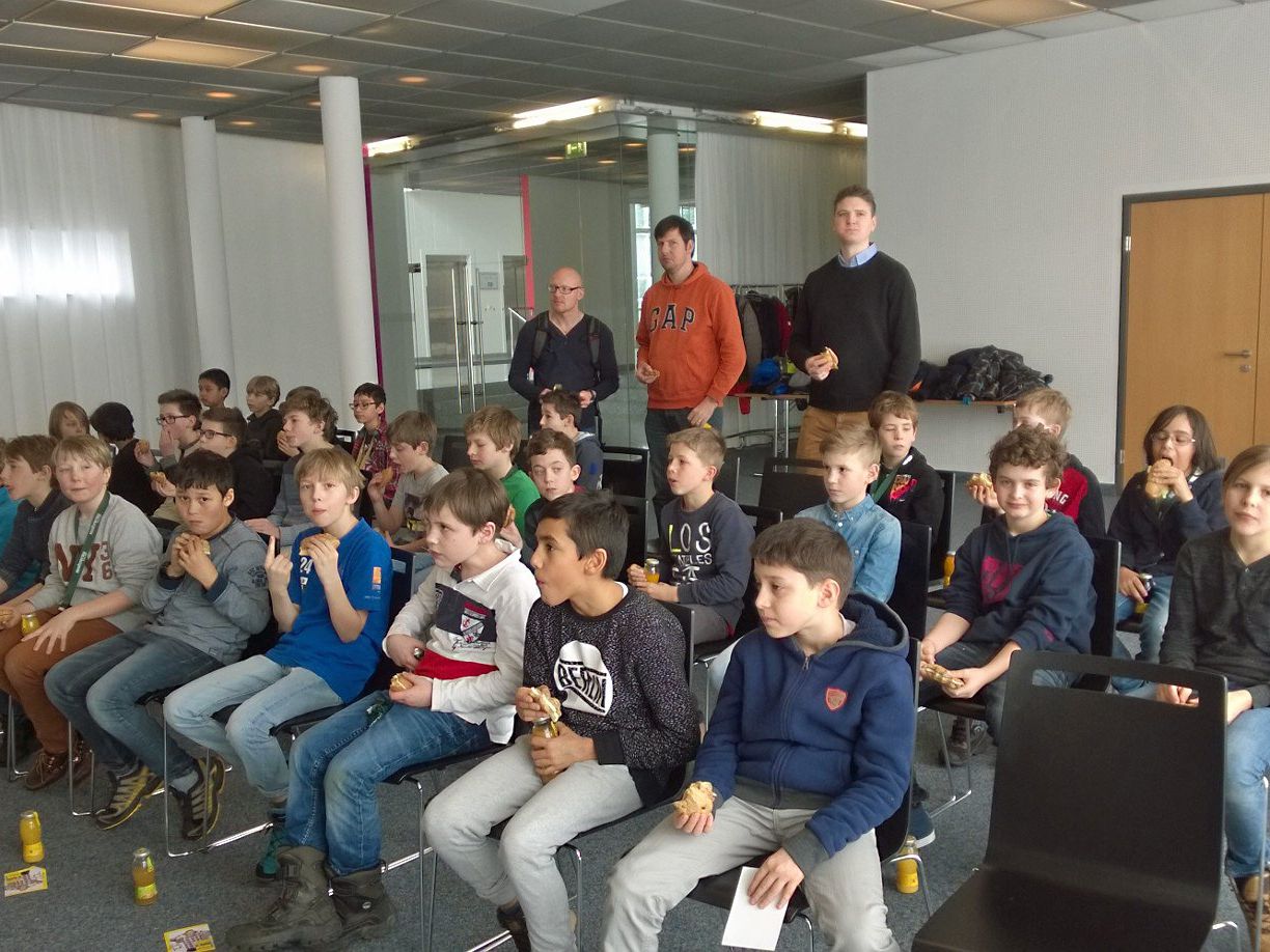 Die Schüler der Klassen 1a und 1b des Privatgymnasium Mehrerau bekamen einen Einblick in die heimische Medienlandschaft. Die Schüler der Klassen 1a und 1b des Privatgymnasium Mehrerau bekamen einen Einblick in die heimische Medienlandschaft.