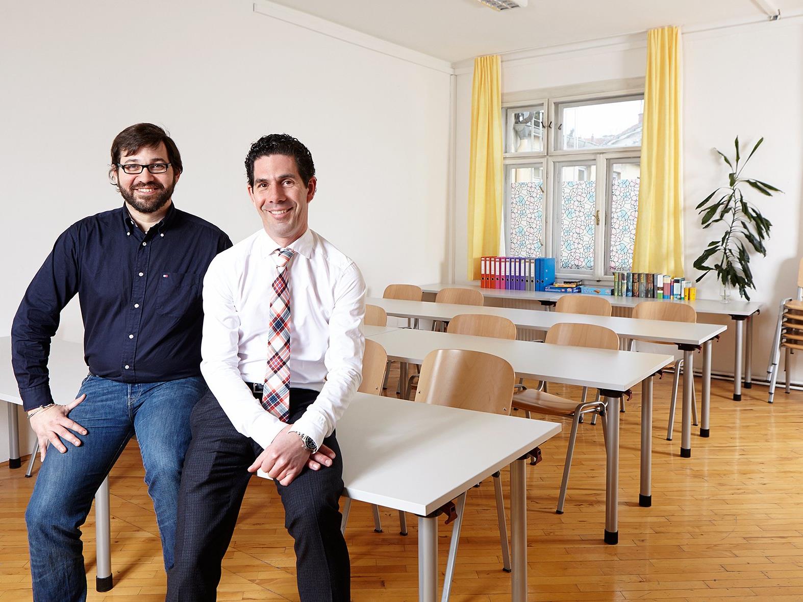 Nicolas Gampert und Michael Dessulemoustier-Bovekercke im neueingerichteten Klassenzimmer des Hauses Papageno.