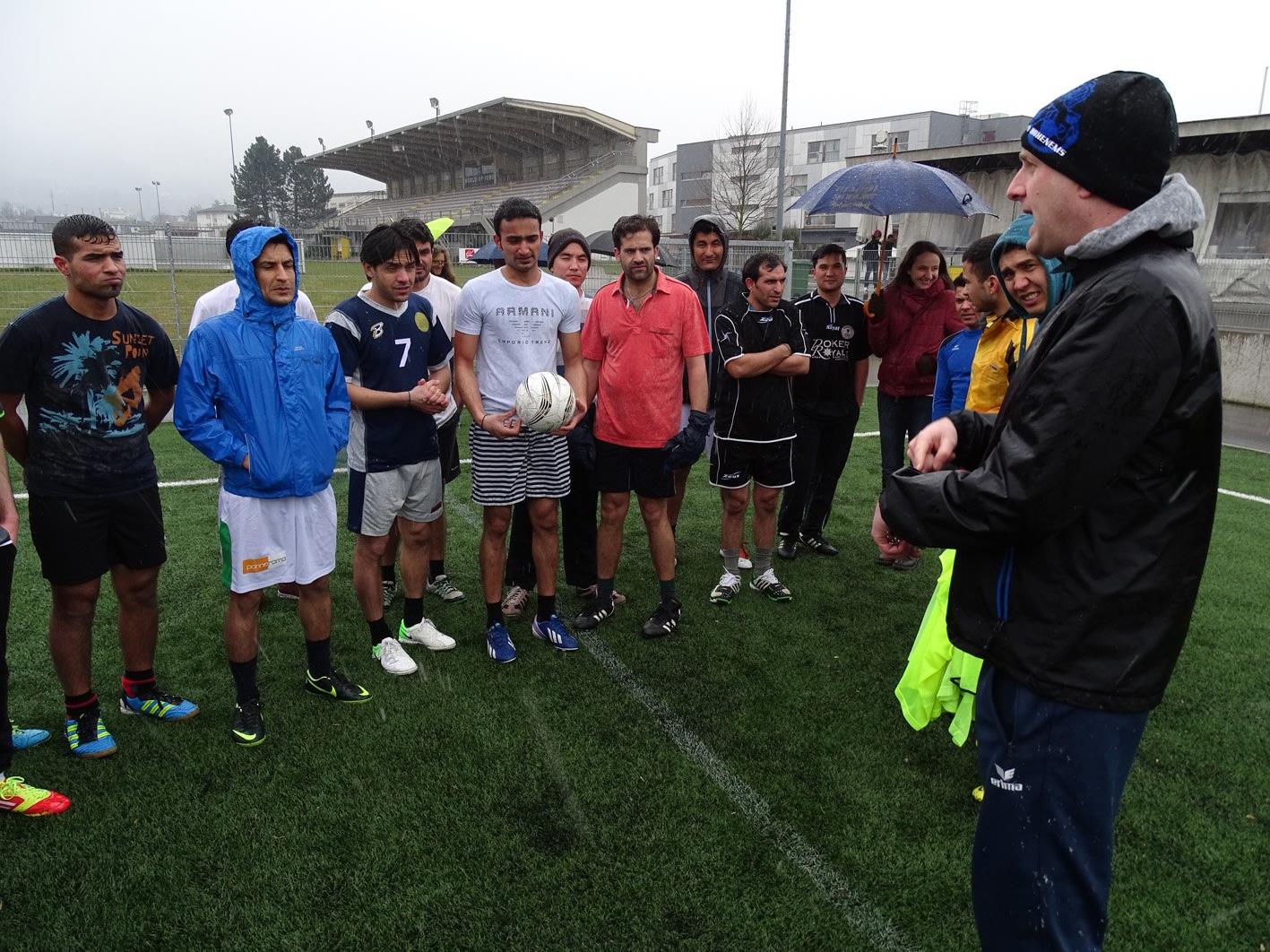 VfB-Nachwuchstrainer Simon Reis leitet das Fußballtraining für die Flüchtlinge.